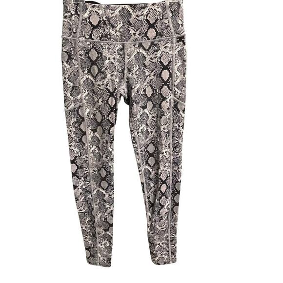 Victorias Secret Knockout Leggings Size Medium Black Gray Snake Print Athleisure - Picture 1 of 2